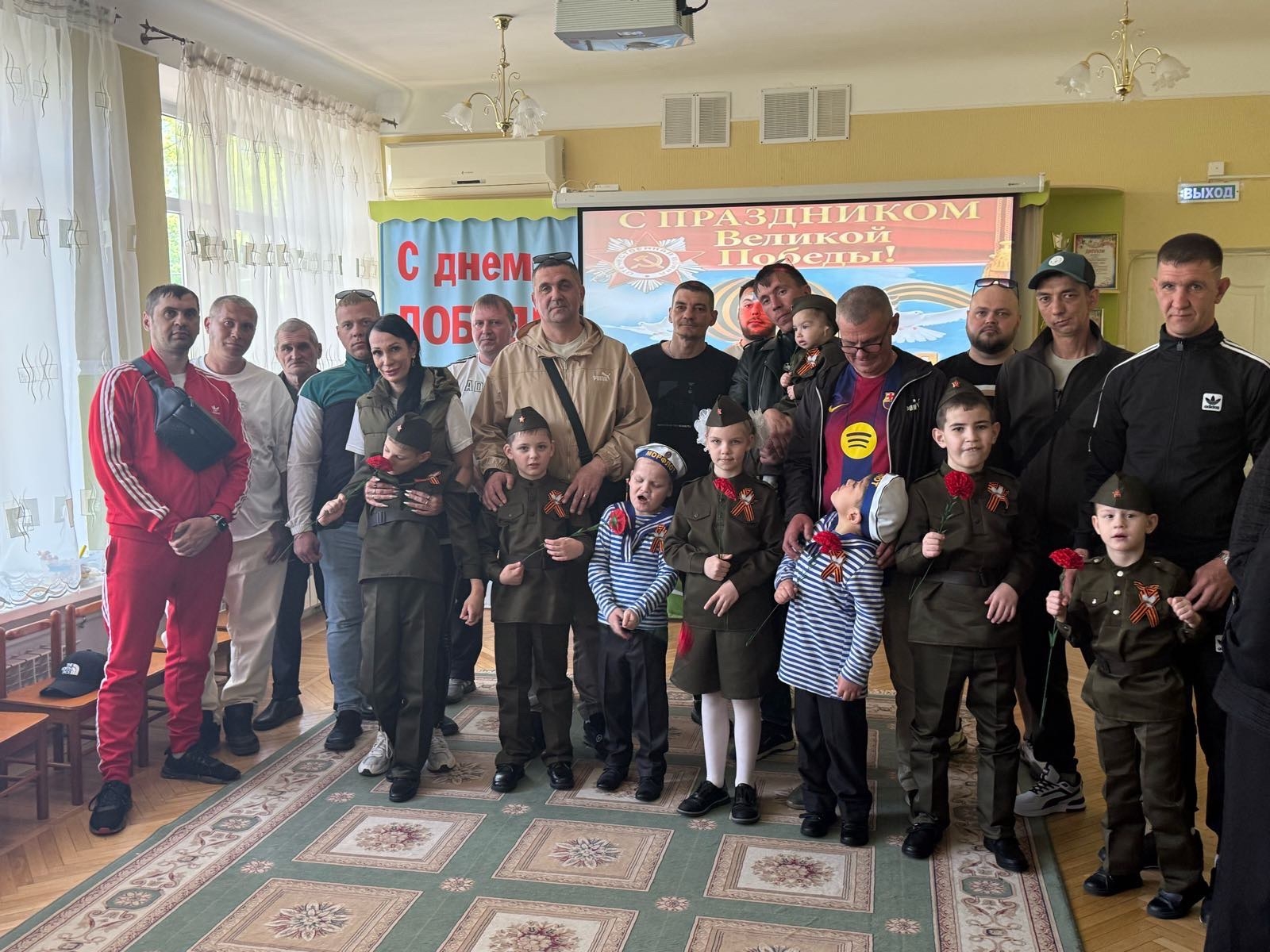 Волонтёры благотворительного фонда «Твой Шанс на жизнь» поздравили детей из детского дома с Днём Победы
