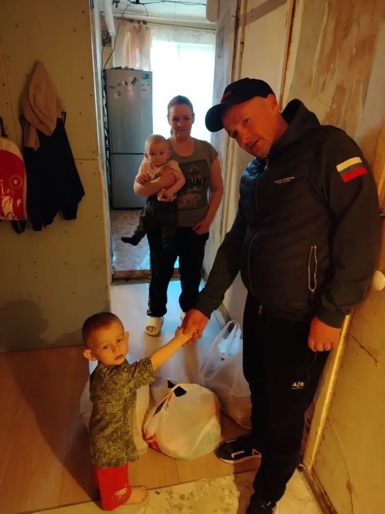 Волонтёры благотворительного фонда «Твой Шанс на жизнь» в Екатеринбурге помогли семье продуктами