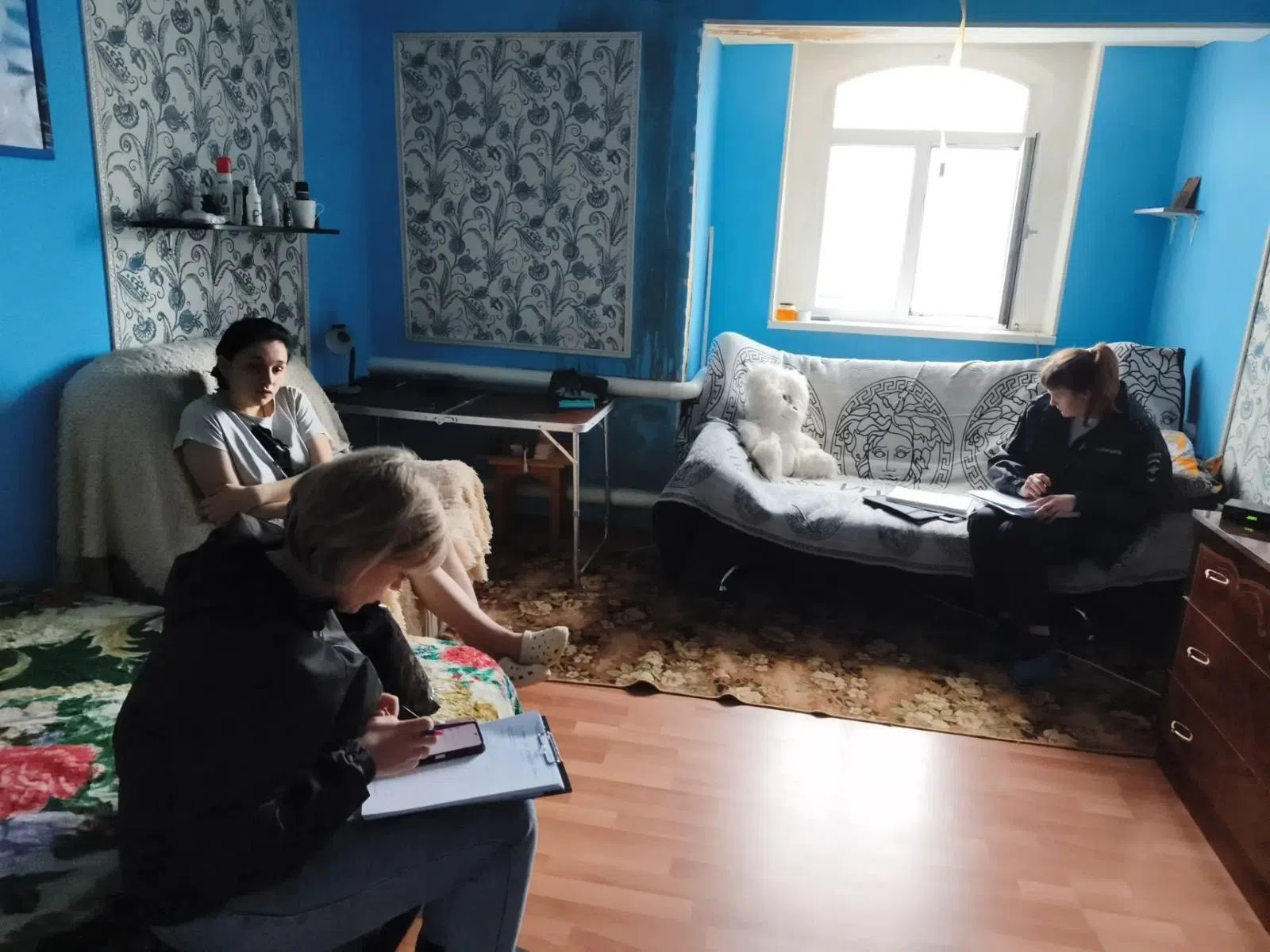 К нашей подопечной Дарье состоялся выезд с участием сотрудников подразделения по делам несовершеннолетних (ПДН) для оценки условий проживания и обсуждения дальнейшего плана работы.